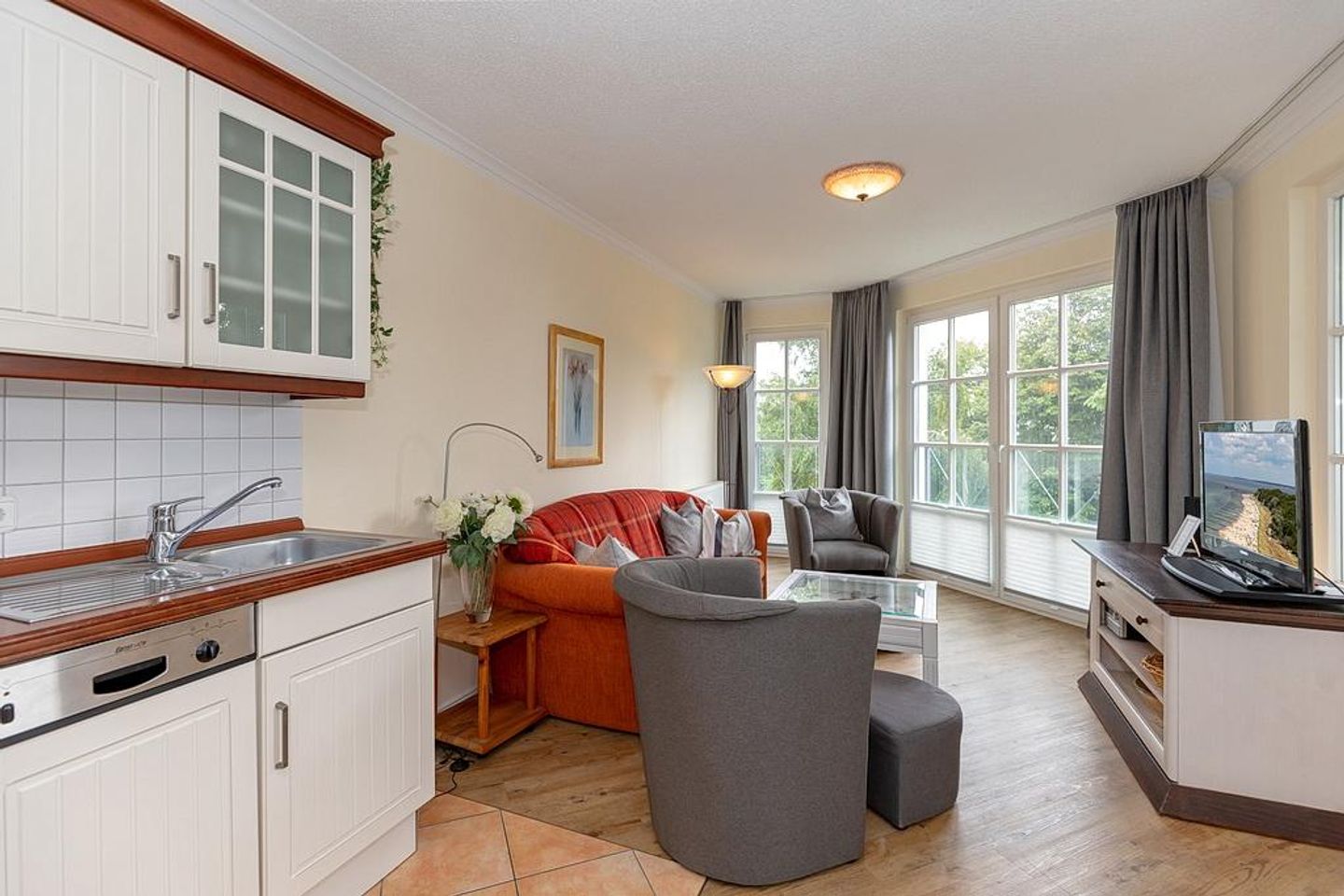 Apartmenthaus Atlantik Apartmenthaus Atlantik 214 Kühlungsborn - Wohn-Essbereich mit Couch und Küchenzeile