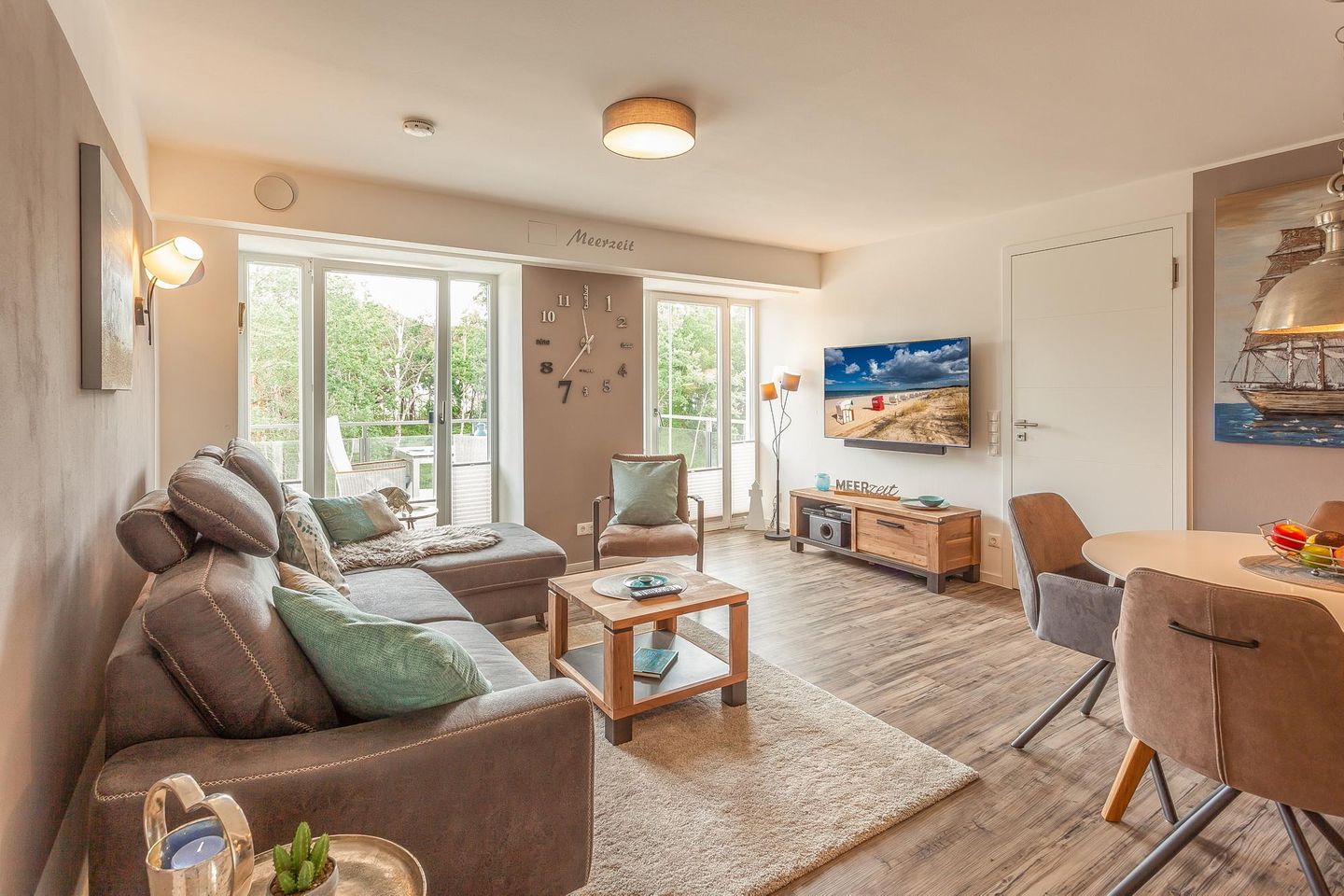 Haus Stubnitz Binz-Prora Haus Stubnitz "Meerzeit" 2.4 Rügen - Wohn-Essbereich mit Couch