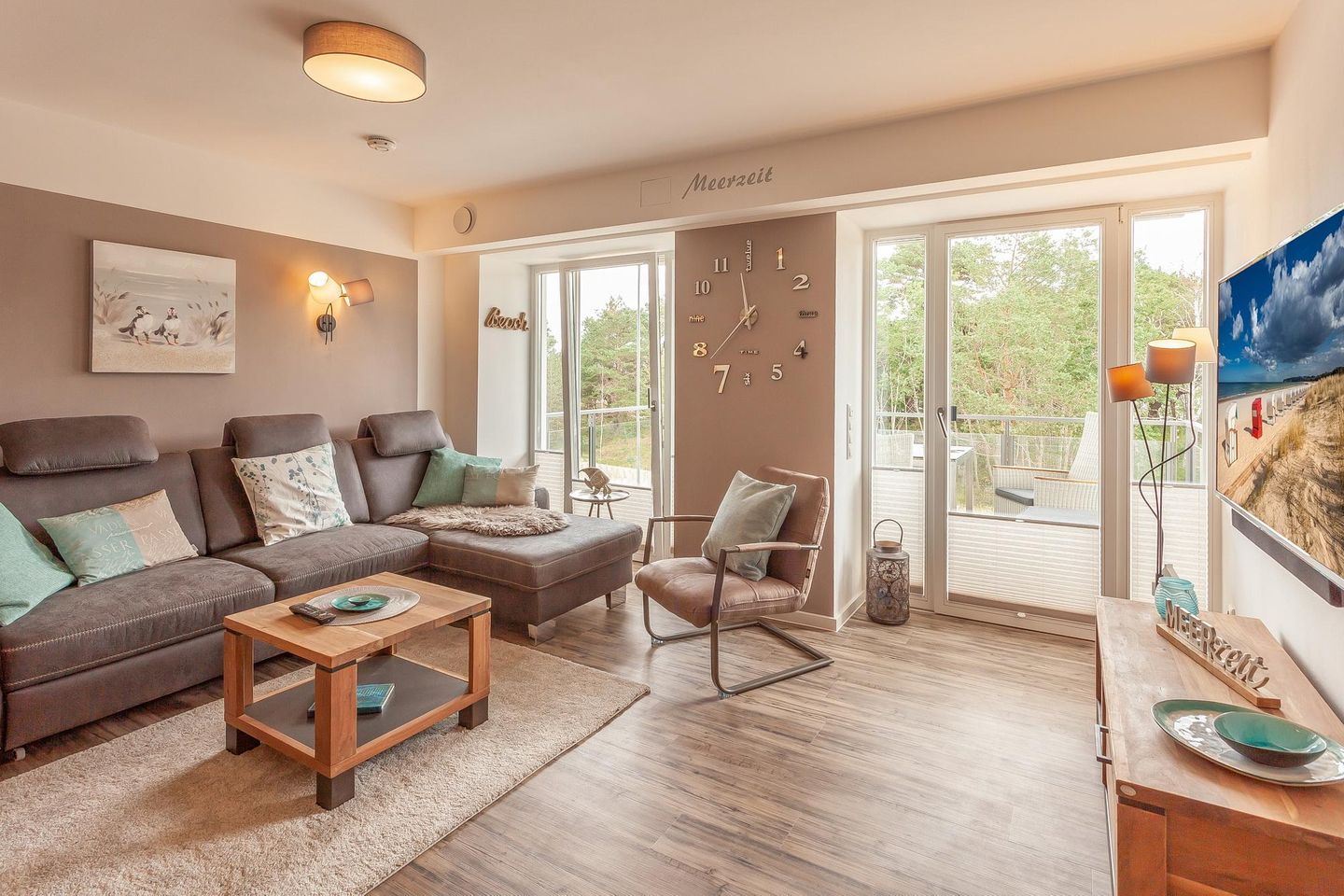 Haus Stubnitz Binz-Prora Haus Stubnitz "Meerzeit" 2.4 Rügen - Wohn-Essbereich mit Couch