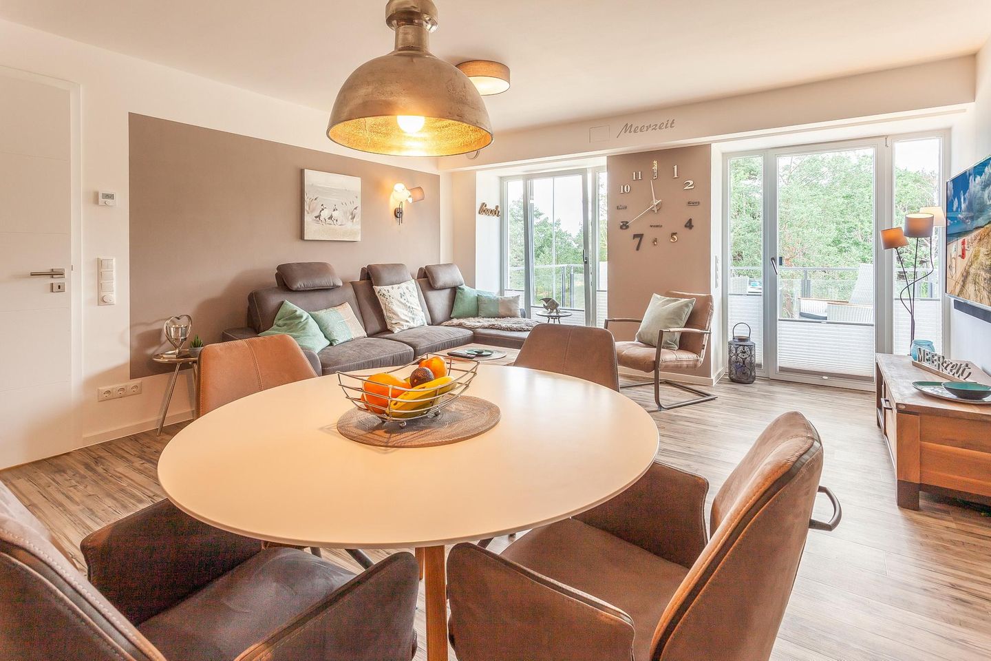 Haus Stubnitz Binz-Prora Haus Stubnitz "Meerzeit" 2.4 Rügen - Wohn-Essbereich mit Couch