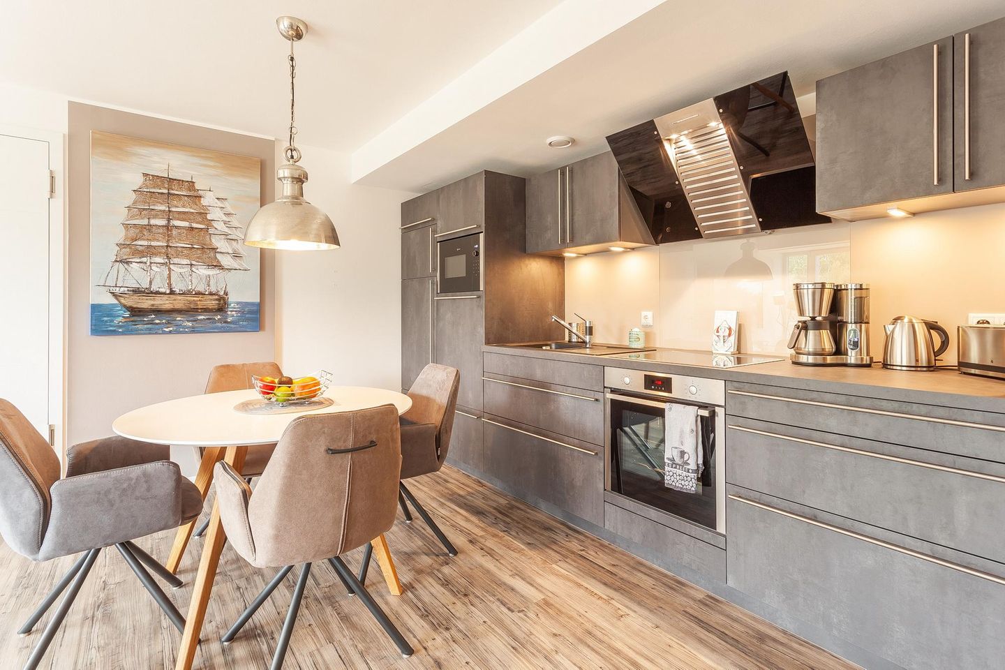 Haus Stubnitz Binz-Prora Haus Stubnitz "Meerzeit" 2.4 Rügen - Wohn-Essbereich mit Esstisch, Sitzgelegenheit und Küchenzeile