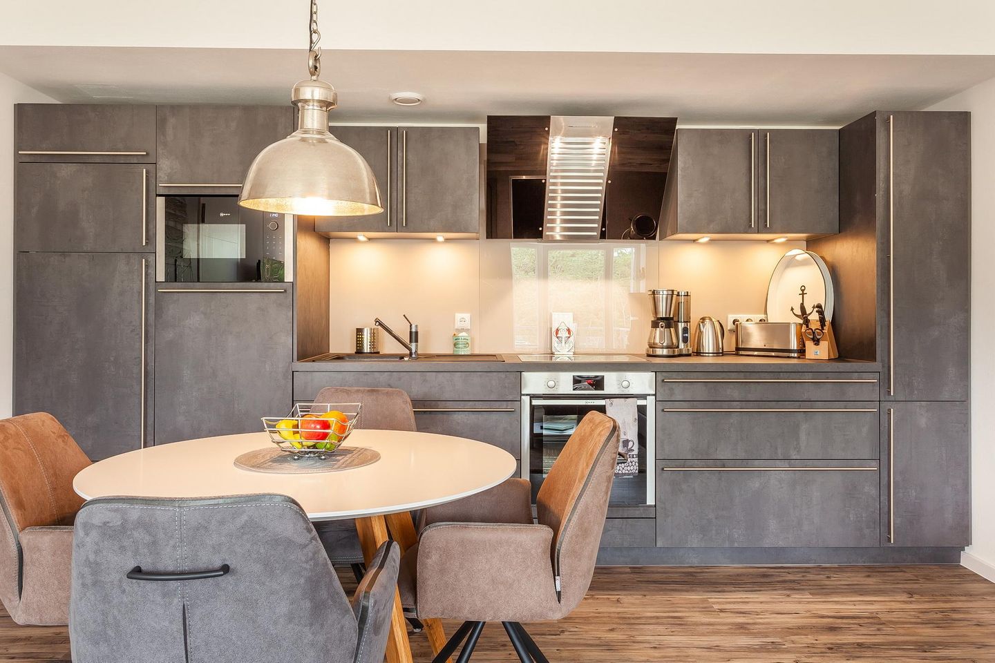 Haus Stubnitz Binz-Prora Haus Stubnitz "Meerzeit" 2.4 Rügen - Wohn-Essbereich mit Küchenzeile