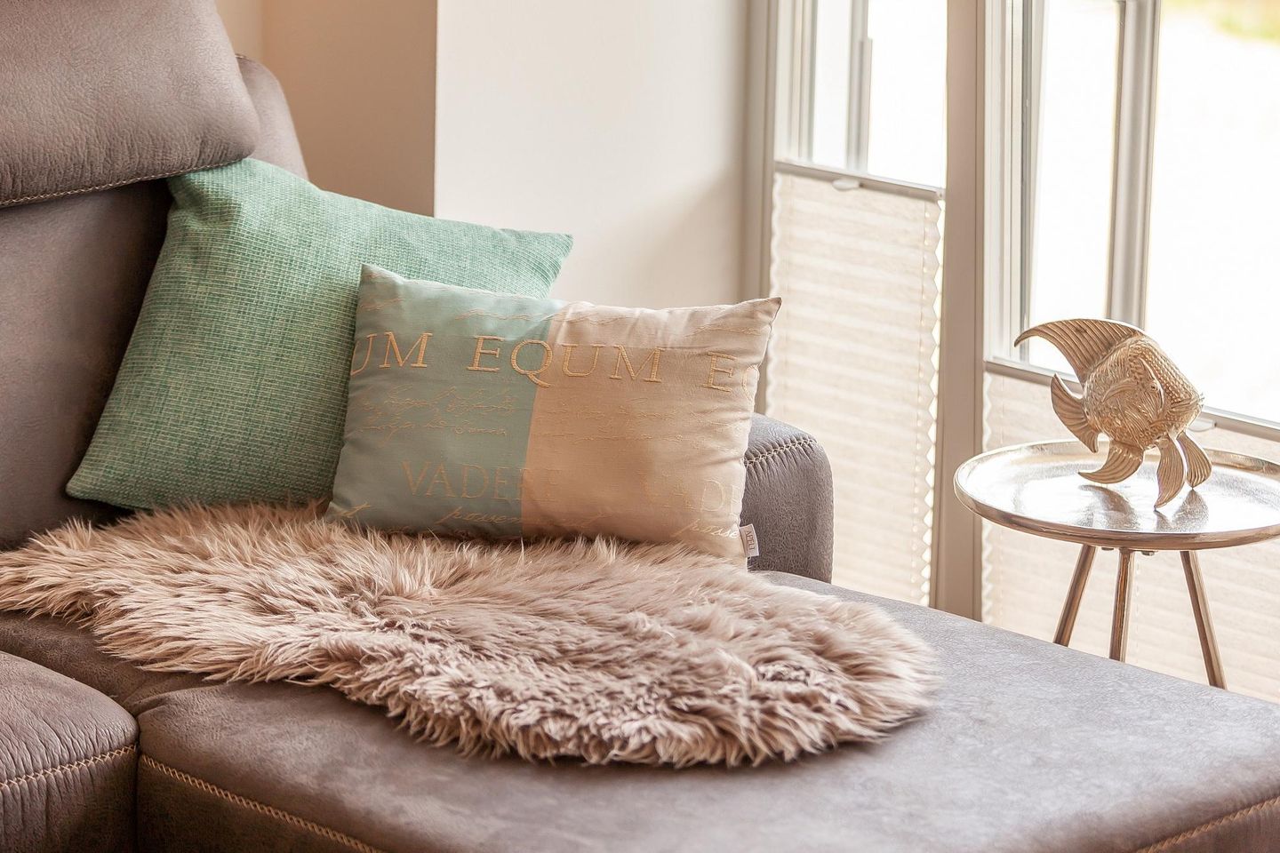 Haus Stubnitz Binz-Prora Haus Stubnitz "Meerzeit" 2.4 Rügen - Wohn-Essbereich mit Couch