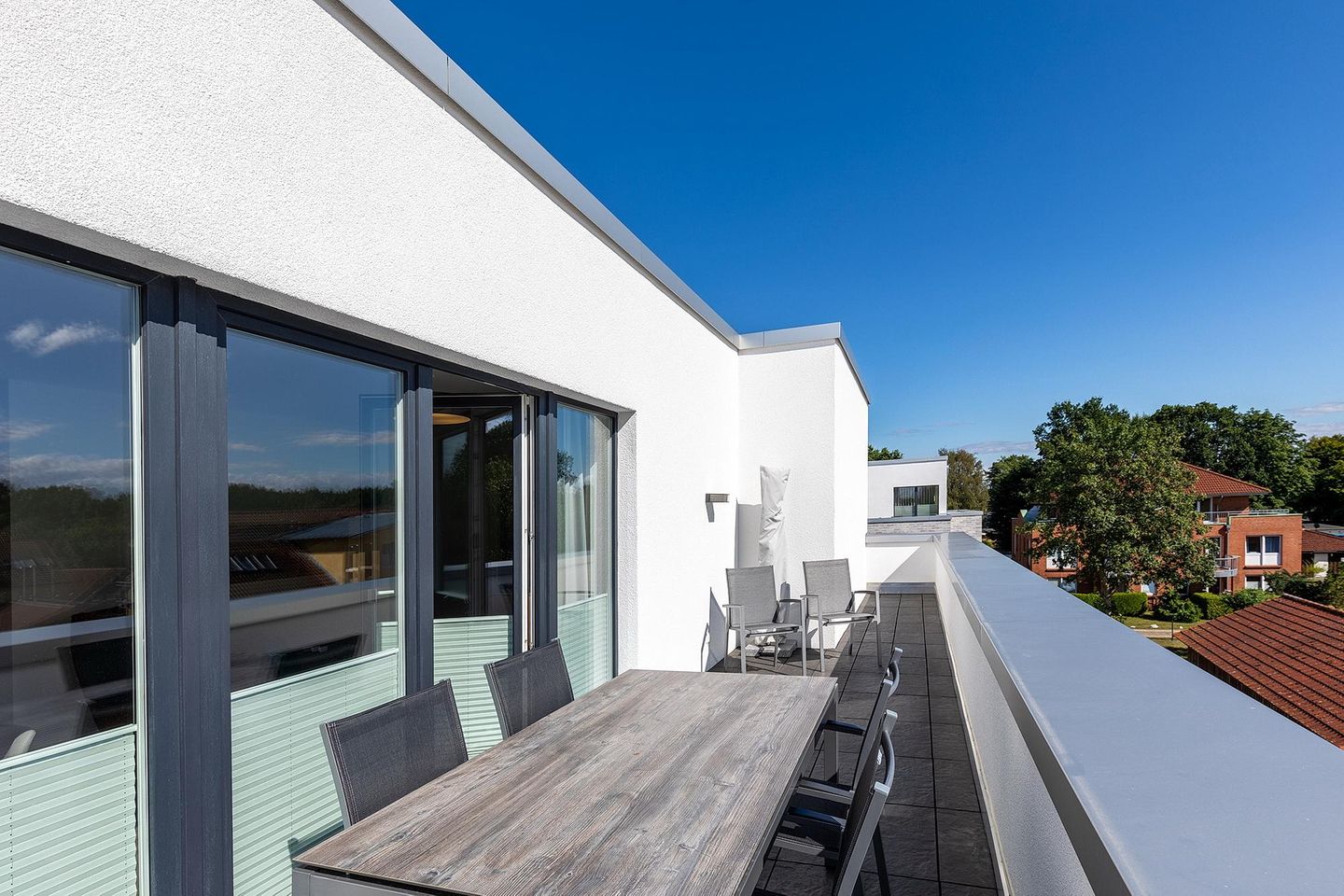 Aparthotel Ostseeallee Aparthotel Ostseeallee 3-27 Boltenhagen - Dachterrasse mit Tisch und Sitzgelegenheiten