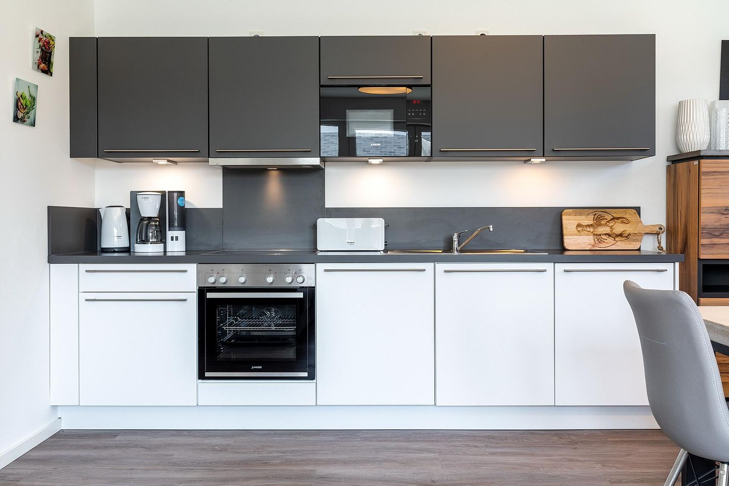 Aparthotel Ostseeallee Aparthotel Ostseeallee 5-43 Boltenhagen - Küchenzeile mit Backofen, Geschirrspüler und Mikrowelle