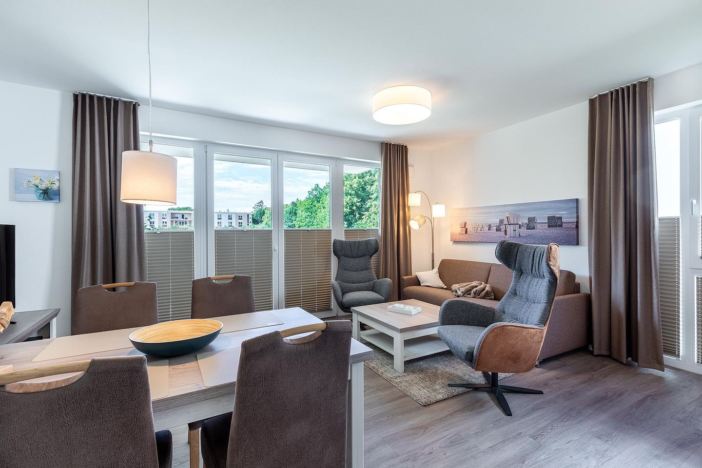 Aparthotel Ostseeallee Aparthotel Ostseeallee 2-11 Boltenhagen - Wohn-/Essbereich mit Zugang zur Terrasse