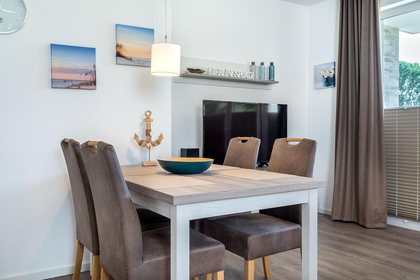 Aparthotel Ostseeallee Aparthotel Ostseeallee 2-11 Boltenhagen - Wohn-/Essbereich mit Esstisch und Sitzgelegenheiten
