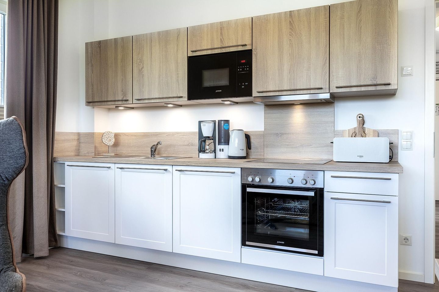 Aparthotel Ostseeallee Aparthotel Ostseeallee 2-11 Boltenhagen - Küchenzeile mit Backofen, Geschirrspüler und Mikrowelle