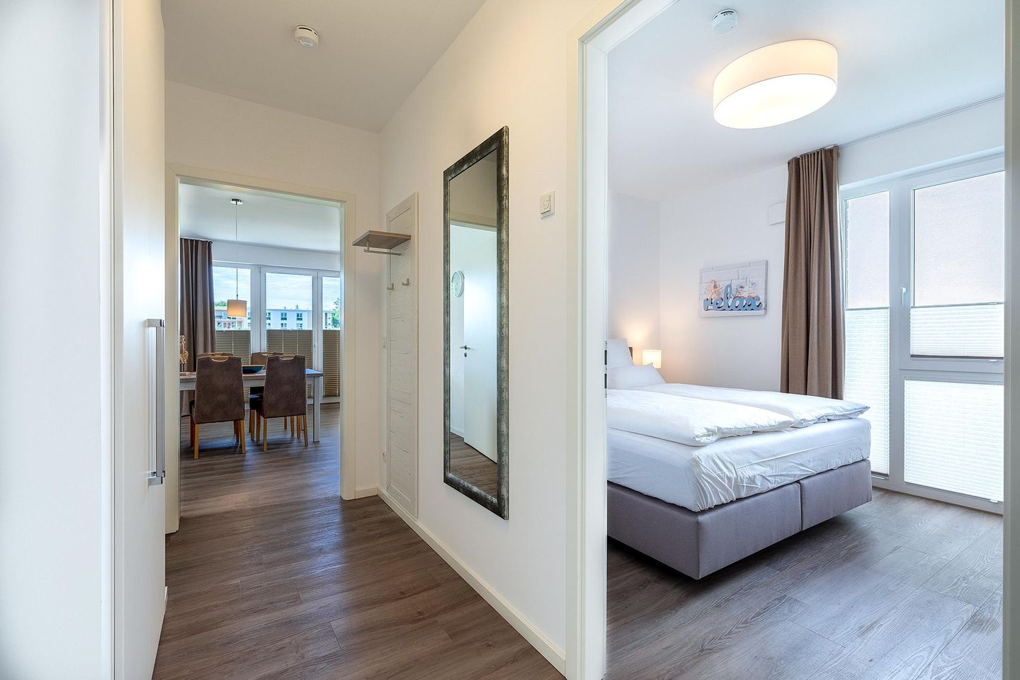 Aparthotel Ostseeallee Aparthotel Ostseeallee 2-11 Boltenhagen - Flur mit Blick zum Schlafzimmer und Wohn-/Essbereich