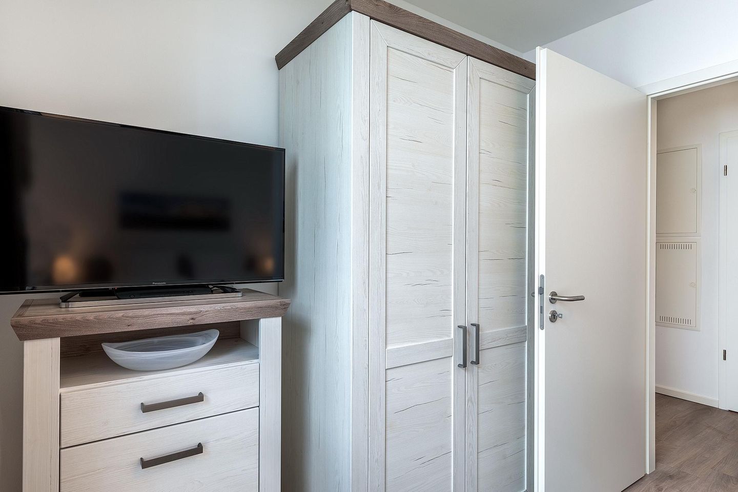 Aparthotel Ostseeallee Aparthotel Ostseeallee 2-11 Boltenhagen - Schlafzimmer mit Kleiderschrank und TV