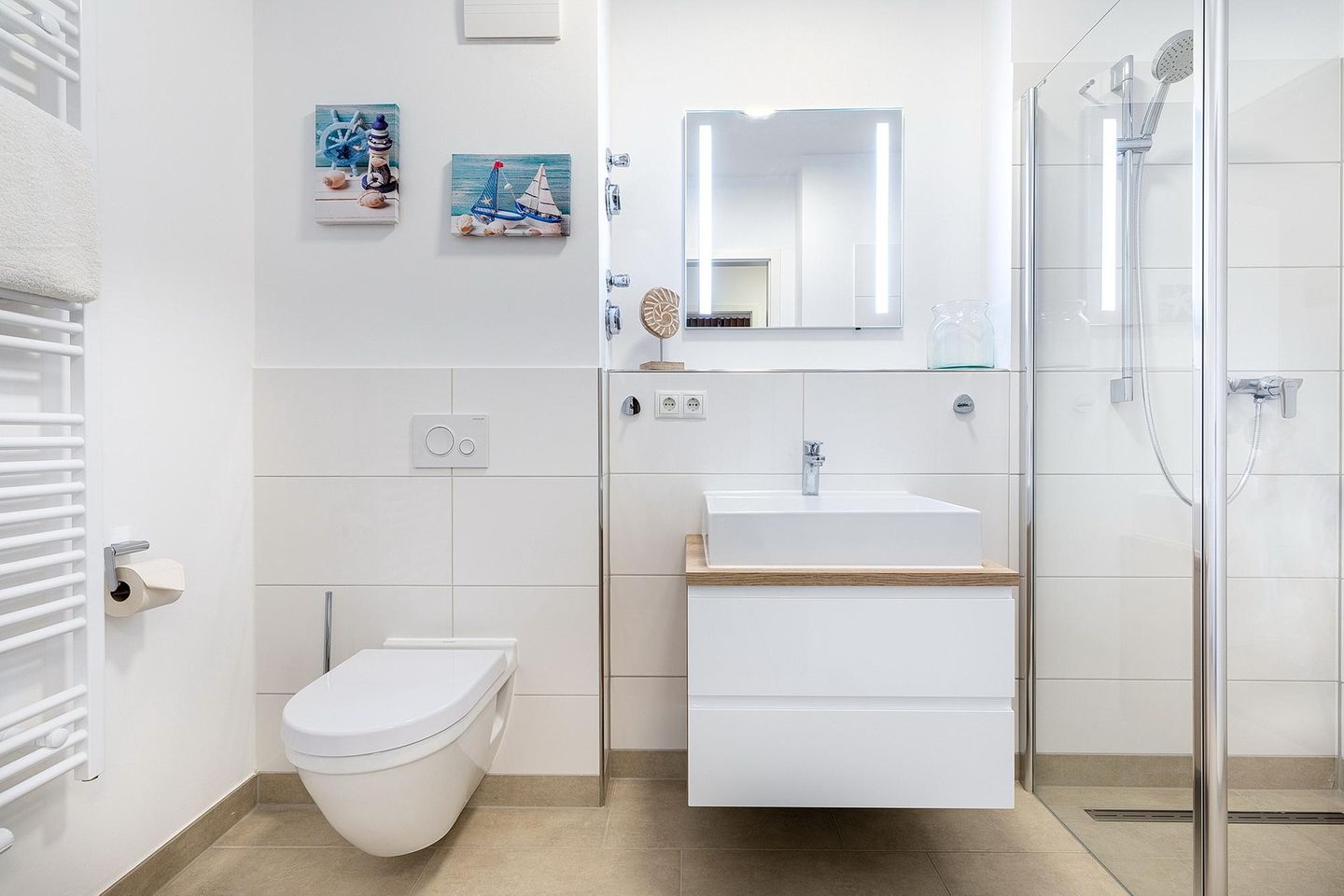 Aparthotel Ostseeallee Aparthotel Ostseeallee 2-11 Boltenhagen - Badezimmer mit Dusche, Waschtisch, Spiegel und WC