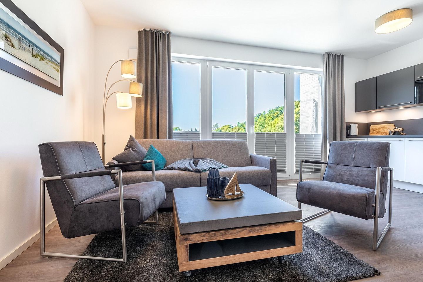 Aparthotel Ostseeallee Aparthotel Ostseeallee 2-14 Boltenhagen - Wohn-/Essbereich mit Sitzgelegenheiten und Zugang zum Balkon