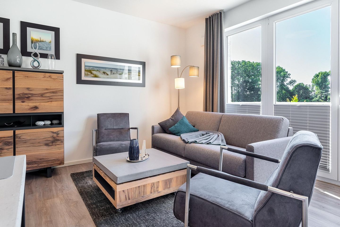 Aparthotel Ostseeallee Aparthotel Ostseeallee 2-14 Boltenhagen - Wohn-/Essbereich mit Doppelschlafcouch