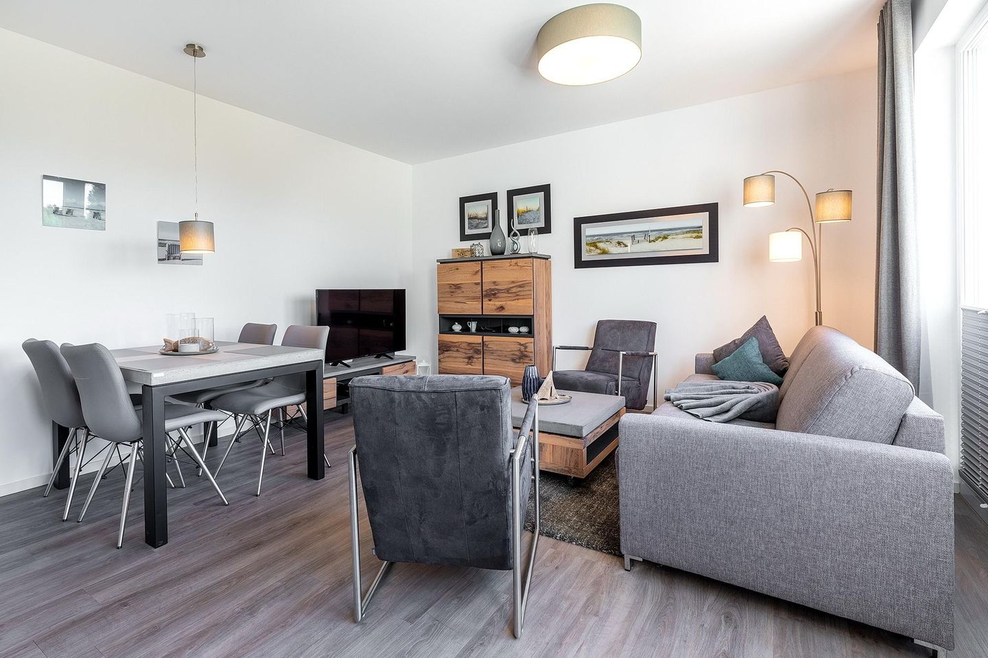 Aparthotel Ostseeallee Aparthotel Ostseeallee 2-14 Boltenhagen - Wohn-/Essbereich mit Esstisch und Sitzgelegenheiten