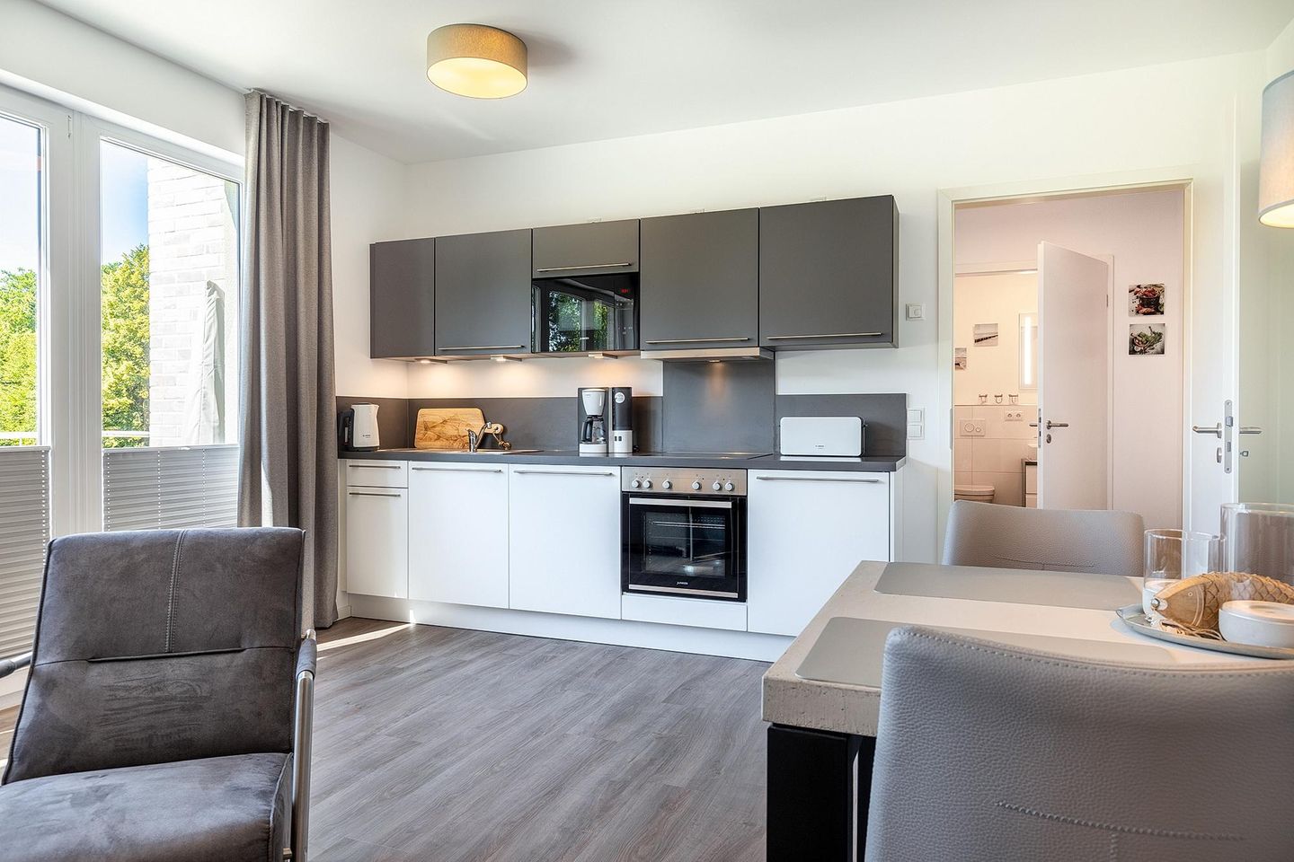 Aparthotel Ostseeallee Aparthotel Ostseeallee 2-14 Boltenhagen - Küchenzeile mit Backofen, Geschirrspüler und Mikrowelle