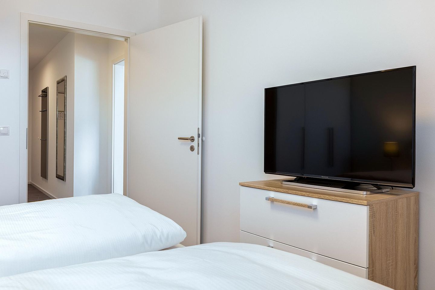 Aparthotel Ostseeallee Aparthotel Ostseeallee 2-14 Boltenhagen - Schlafzimmer mir TV und Blick zum Flur