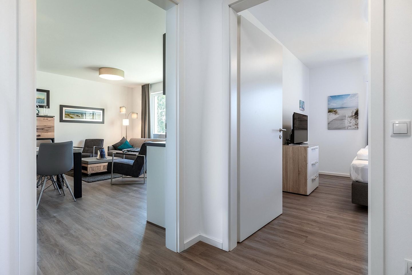 Aparthotel Ostseeallee Aparthotel Ostseeallee 2-14 Boltenhagen - Flur mit Blick zum Schlafzimmer und Wohn-/Essbereich
