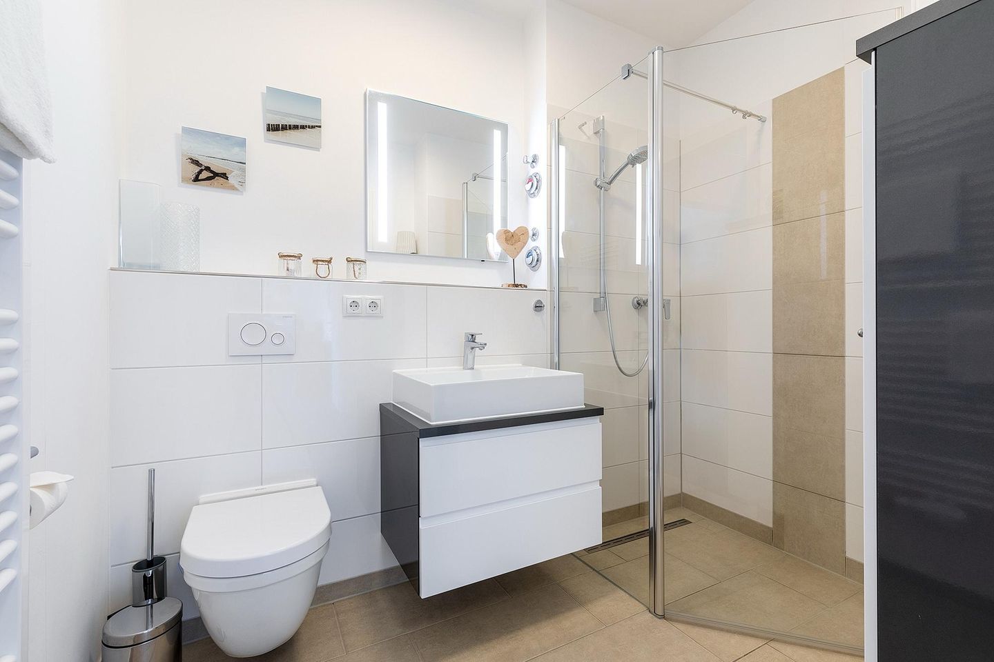 Aparthotel Ostseeallee Aparthotel Ostseeallee 2-14 Boltenhagen - Badezimmer mit Dusche, Waschtisch und WC