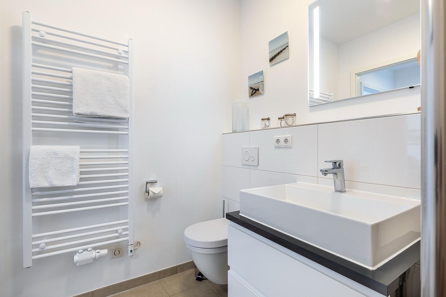 Aparthotel Ostseeallee Aparthotel Ostseeallee 2-14 Boltenhagen - Badezimmer mit Waschtisch und Spiegel