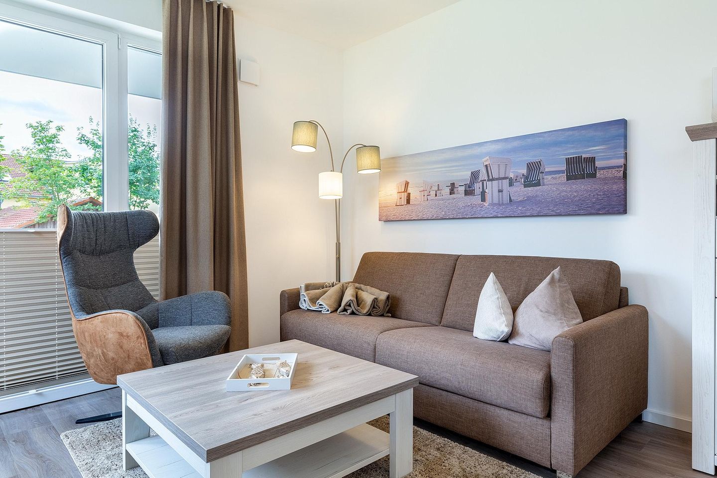 Aparthotel Ostseeallee Aparthotel Ostseeallee 3-19 Boltenhagen - Wohn-/Essbereich mit Doppelschlafcouch