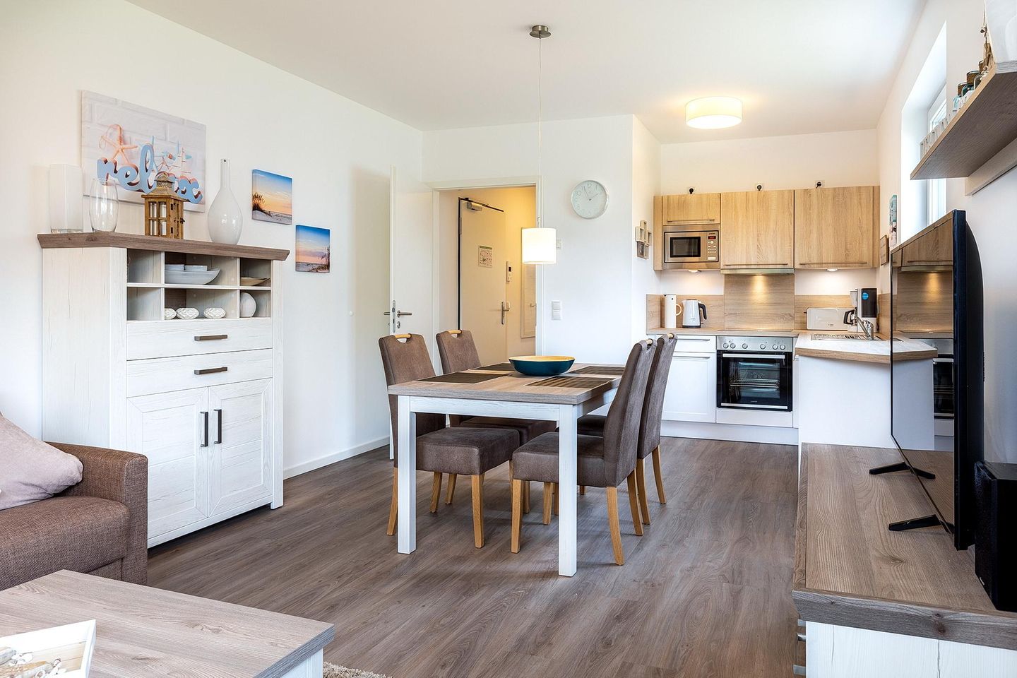 Aparthotel Ostseeallee Aparthotel Ostseeallee 3-19 Boltenhagen - Wohn-/Essbereich mit Esstisch und Küchenzeile