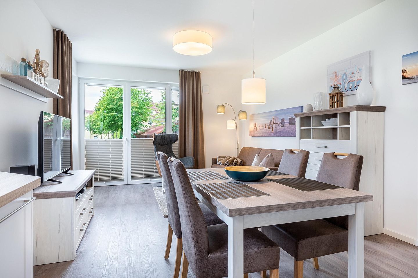 Aparthotel Ostseeallee Aparthotel Ostseeallee 3-19 Boltenhagen - Wohn-/Essbereich mit Esstisch und Zugang zur Terrasse