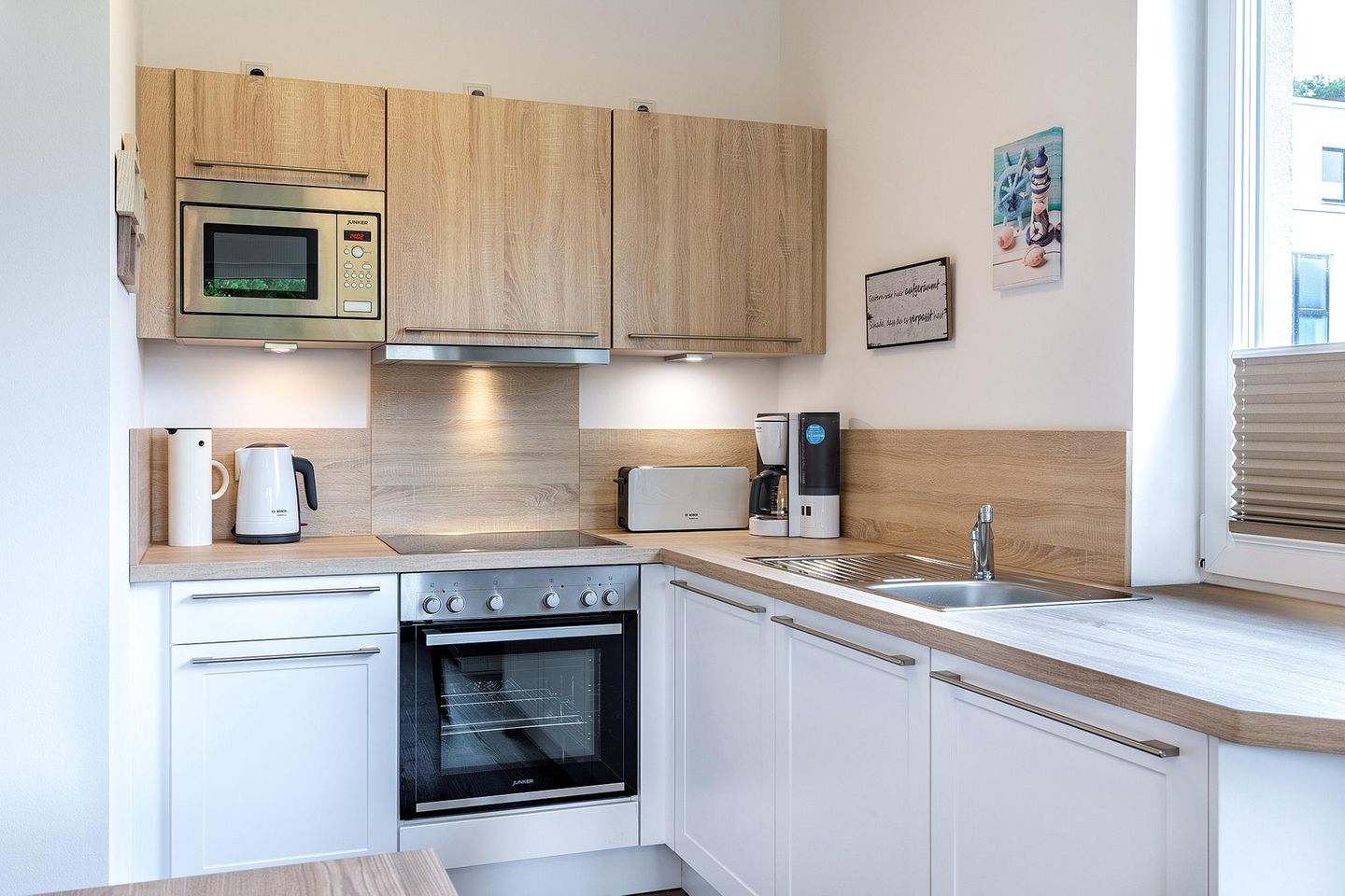 Aparthotel Ostseeallee Aparthotel Ostseeallee 3-19 Boltenhagen - Küchenzeile mit Backofen, Geschirrspüler und Mikrowelle