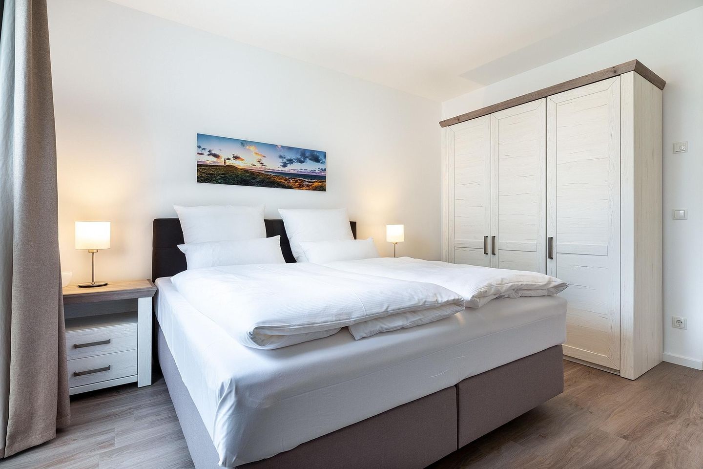 Aparthotel Ostseeallee Aparthotel Ostseeallee 3-19 Boltenhagen - Schlafzimmer mit Boxspringbett und Kleiderschrank