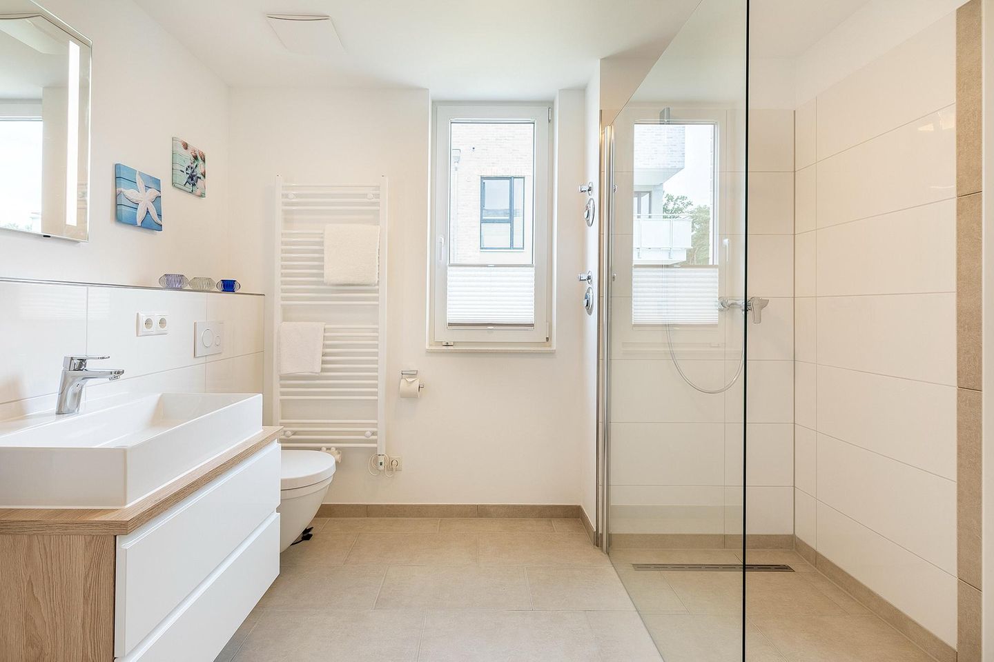 Aparthotel Ostseeallee Aparthotel Ostseeallee 3-19 Boltenhagen - Badezimmer mit Dusche, Waschtisch und WC