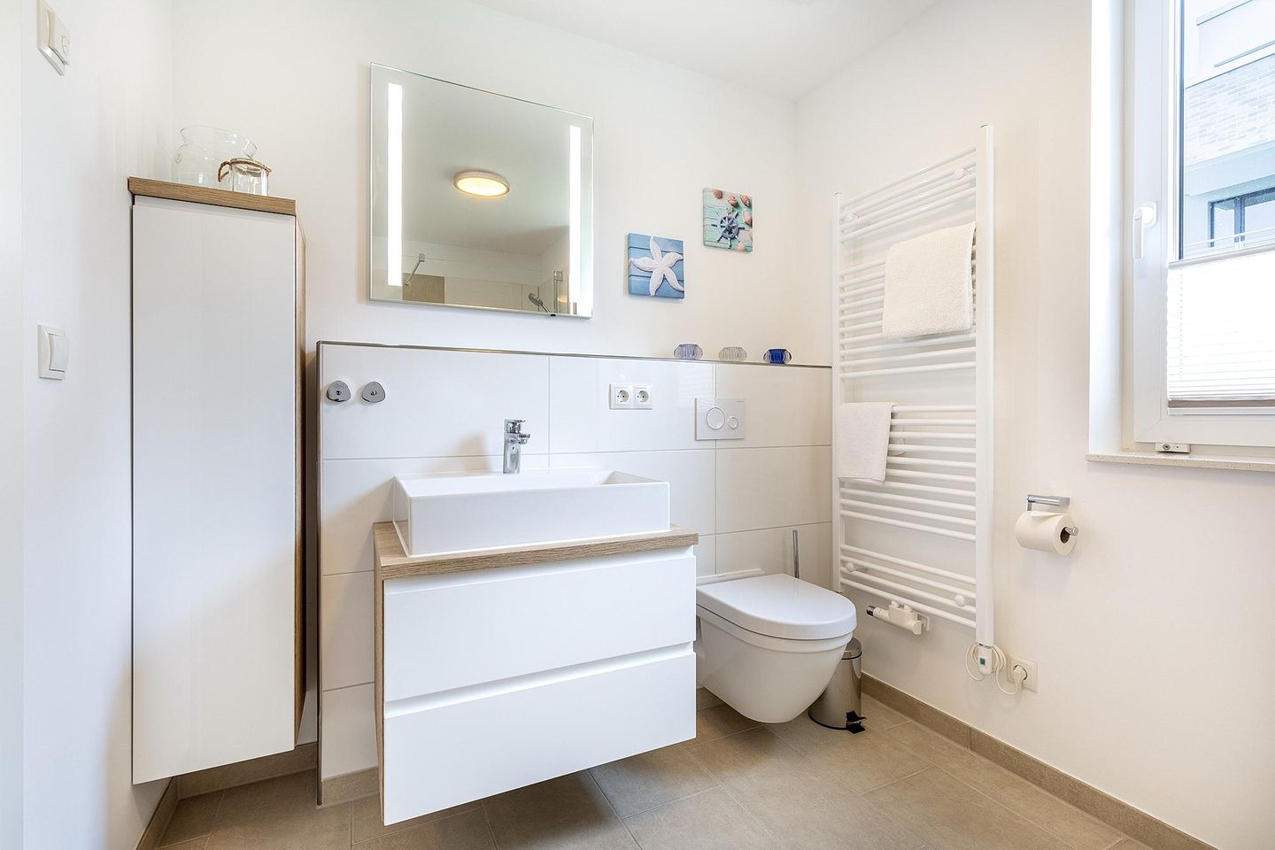 Aparthotel Ostseeallee Aparthotel Ostseeallee 3-19 Boltenhagen - Badezimmer mit Waschtisch und WC