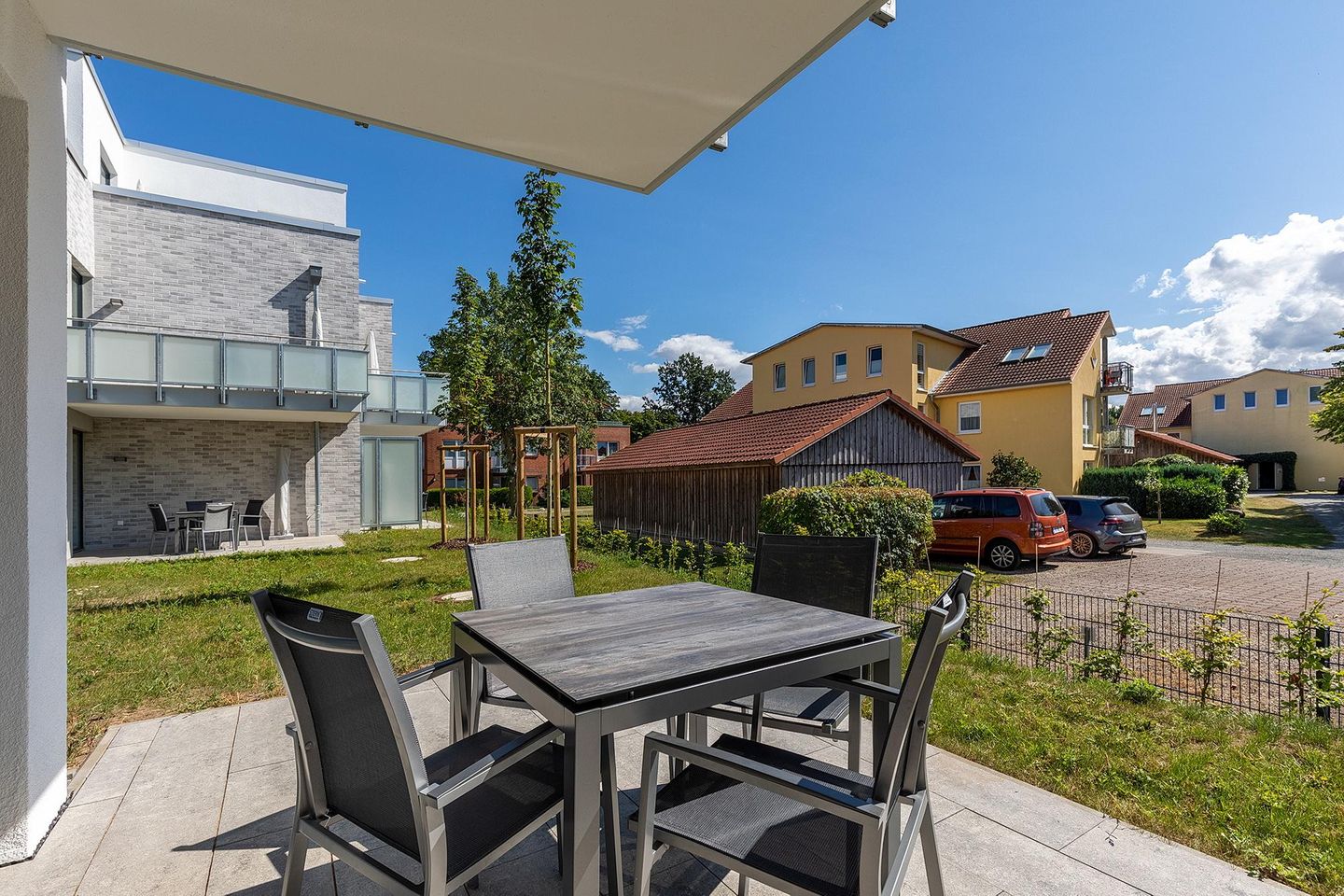 Aparthotel Ostseeallee Aparthotel Ostseeallee 3-19 Boltenhagen - Terrasse mit Tisch und Sitzgelegenheiten