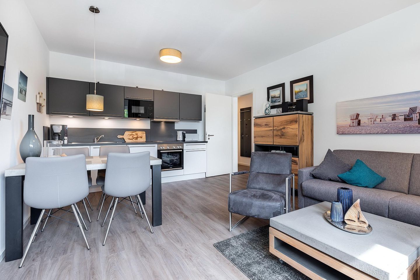 Aparthotel Ostseeallee Aparthotel Ostseeallee 3-20 Boltenhagen - Wohn-/Essbereich mit Esstisch und Küchenzeile