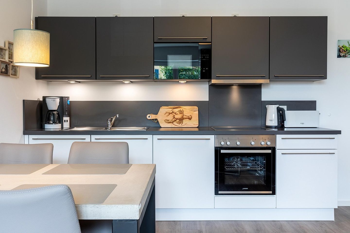 Aparthotel Ostseeallee Aparthotel Ostseeallee 3-20 Boltenhagen - Küchenzeile mit Backofen, Geschirrspüler und Mikrowelle