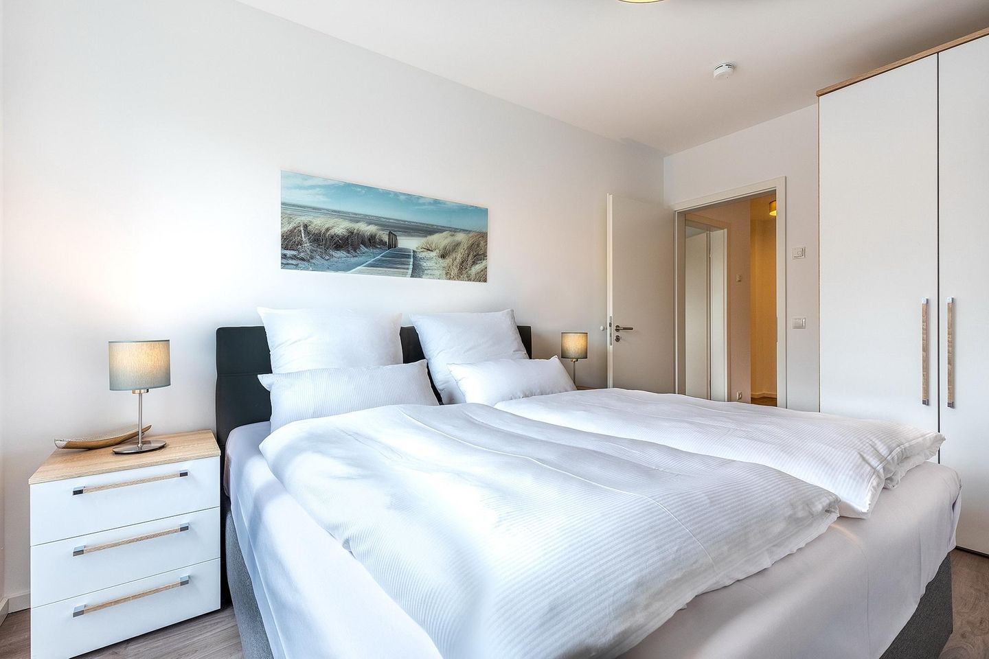 Aparthotel Ostseeallee Aparthotel Ostseeallee 3-20 Boltenhagen - Schlafzimmer mit Boxspringbett und Kleiderschrank