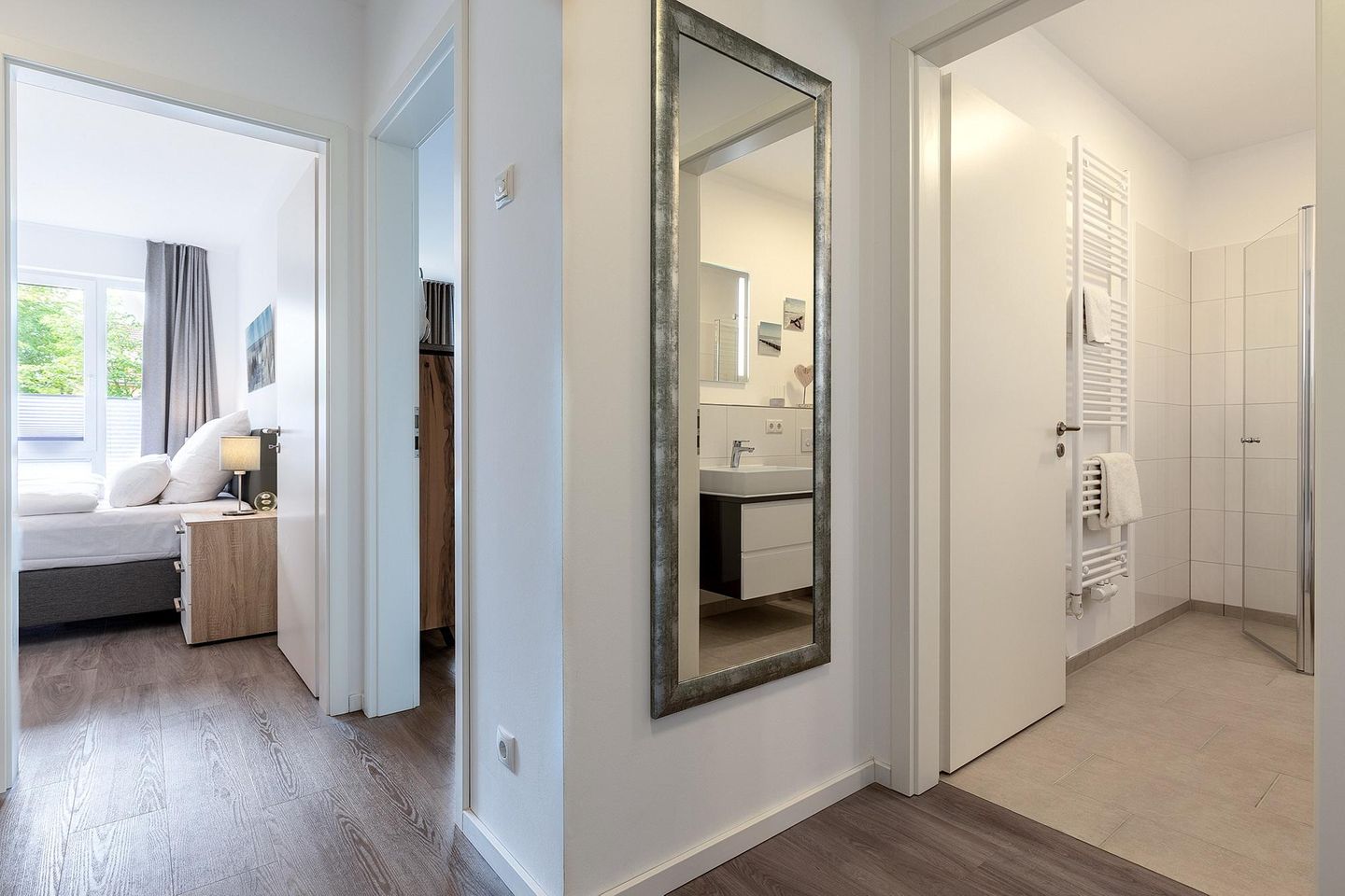Aparthotel Ostseeallee Aparthotel Ostseeallee 3-20 Boltenhagen - Flur mit Blick zum Schlaf-/und Badezimmer