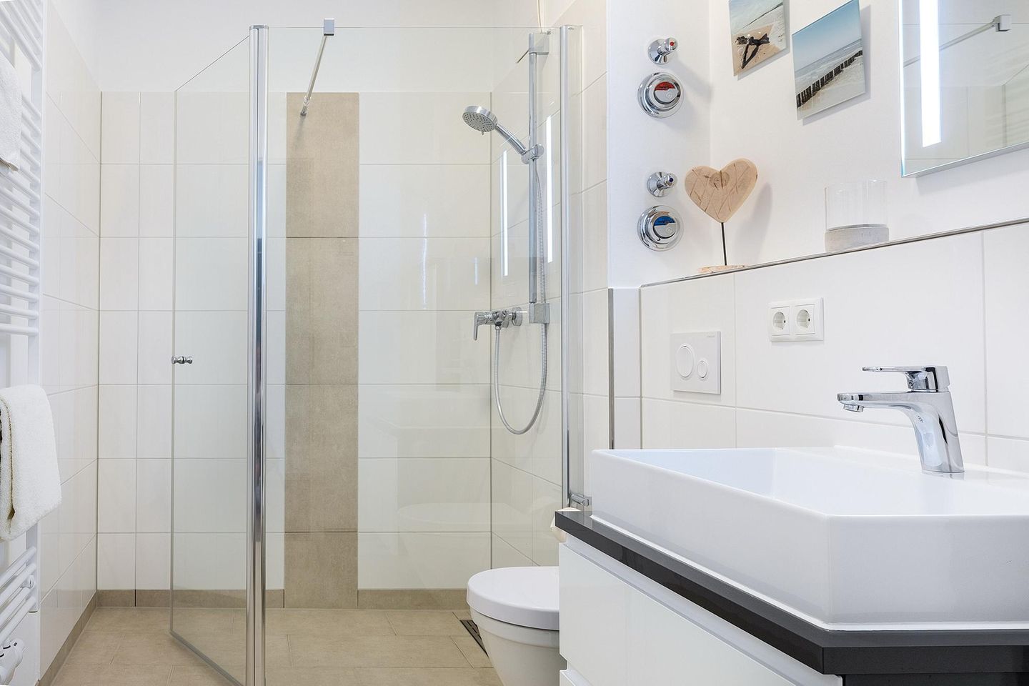 Aparthotel Ostseeallee Aparthotel Ostseeallee 3-20 Boltenhagen - Badezimmer mit Dusche und Waschtisch