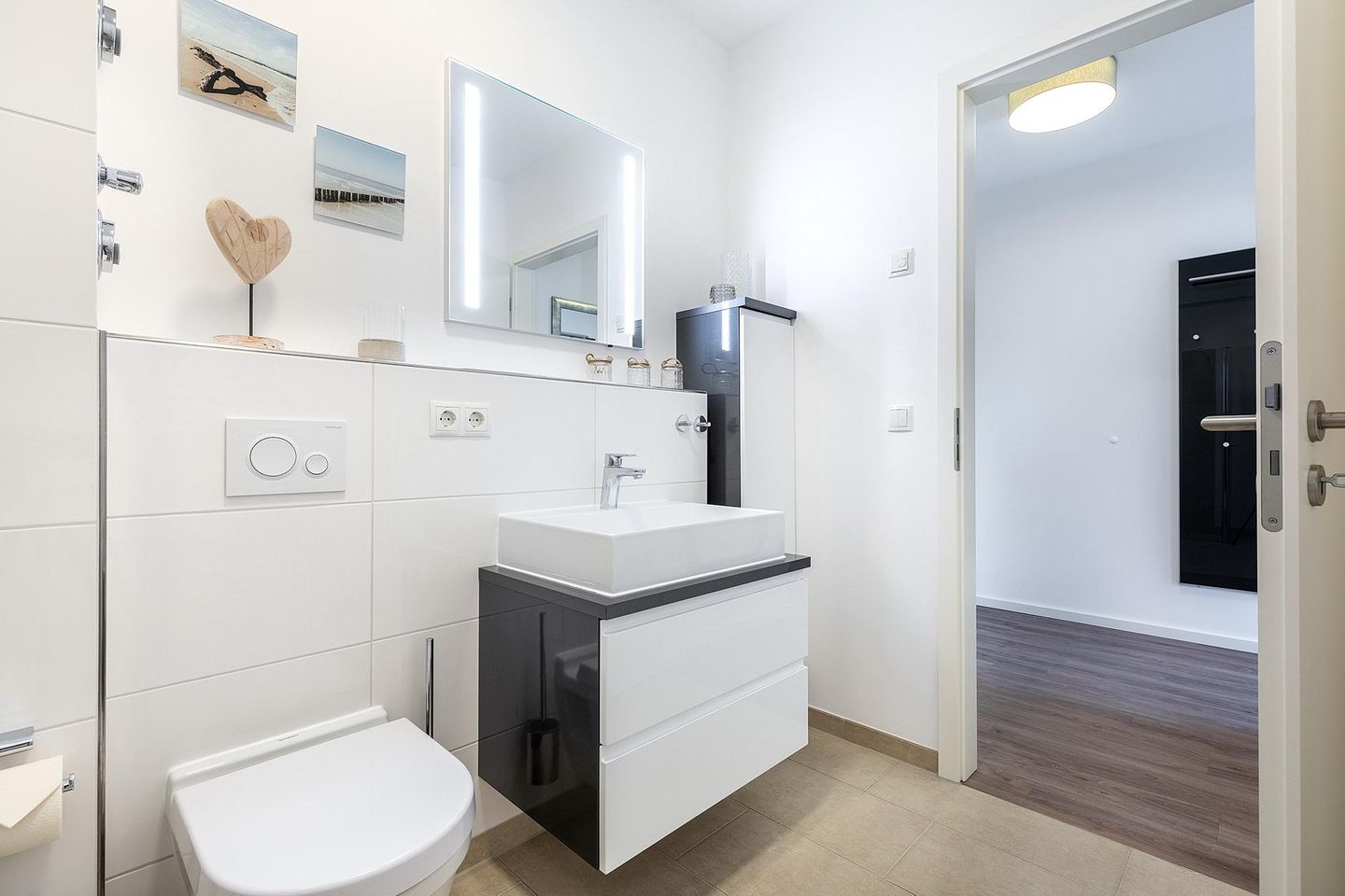 Aparthotel Ostseeallee Aparthotel Ostseeallee 3-20 Boltenhagen - Badezimmer mit Waschtisch, WC und Zugang zum Flur