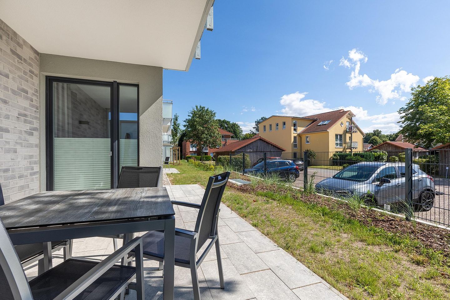 Aparthotel Ostseeallee Aparthotel Ostseeallee 3-20 Boltenhagen - Terrasse mit Tisch und Sitzgelegenheiten