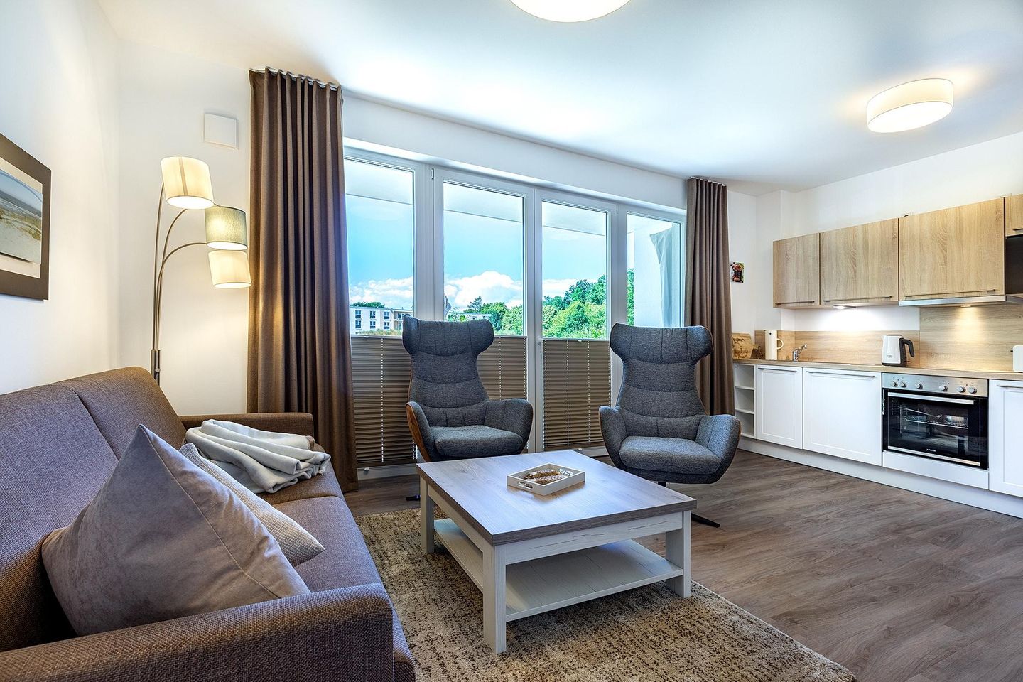 Aparthotel Ostseeallee Aparthotel Ostseeallee 3-21 Boltenhagen - Wohn-/Essbereich mit Küchenzeile und Zugang zur Terrasse