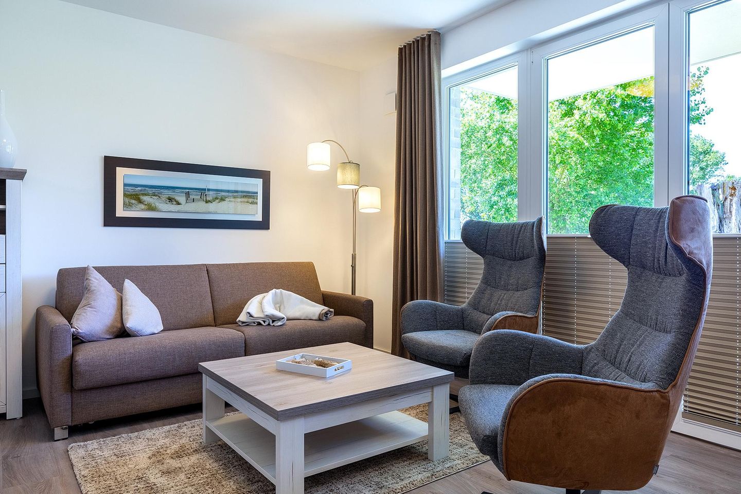 Aparthotel Ostseeallee Aparthotel Ostseeallee 3-21 Boltenhagen - Wohn-/Essbereich mit Doppelschlafcouch und Sessel