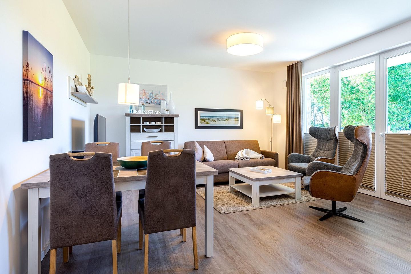 Aparthotel Ostseeallee Aparthotel Ostseeallee 3-21 Boltenhagen - Wohn-/Essbereich mit Esstisch und Zugang zur Terrasse