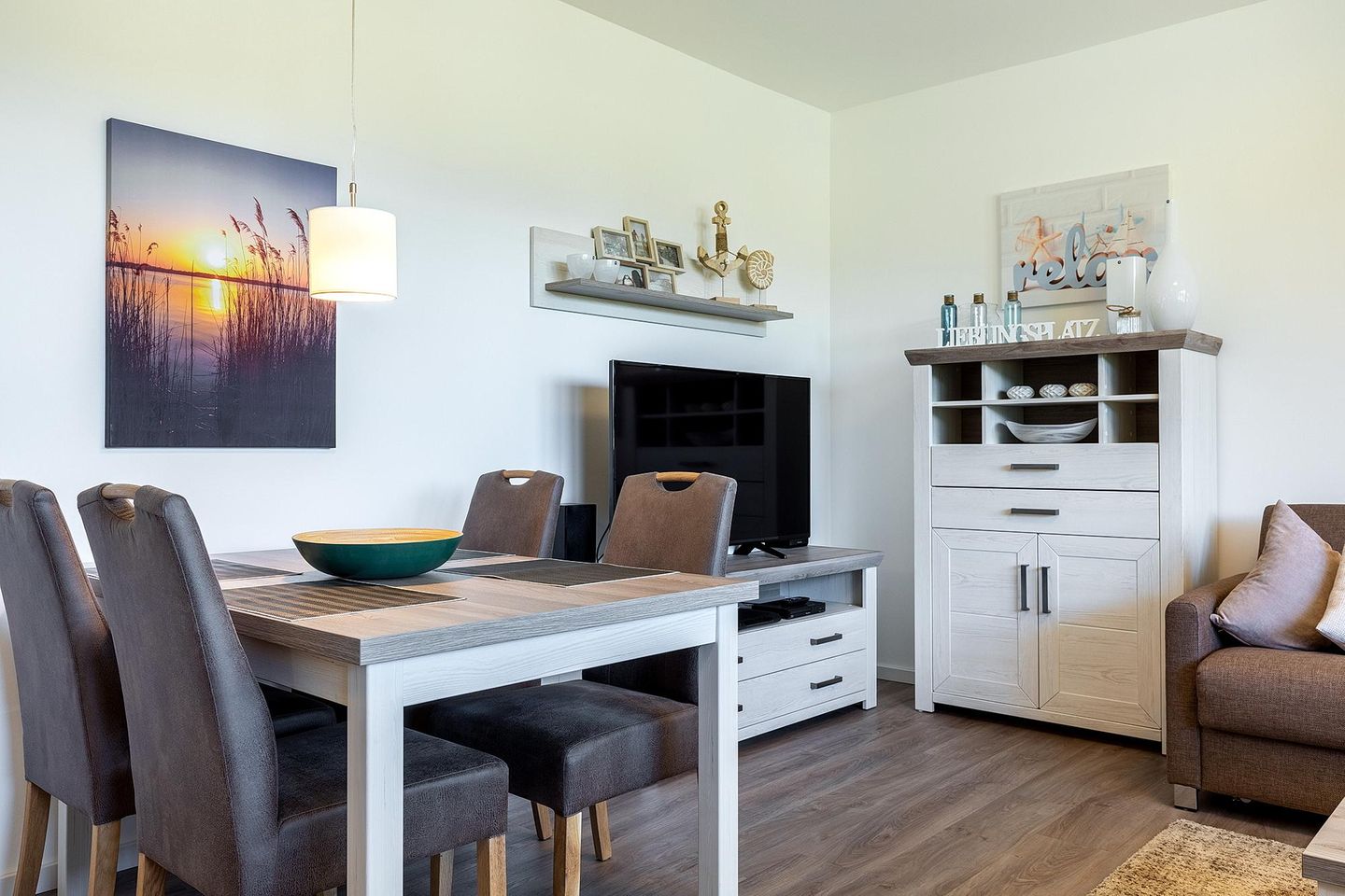 Aparthotel Ostseeallee Aparthotel Ostseeallee 3-21 Boltenhagen - Wohn-/Essbereich mit Esstisch und Sitzgelegenheiten