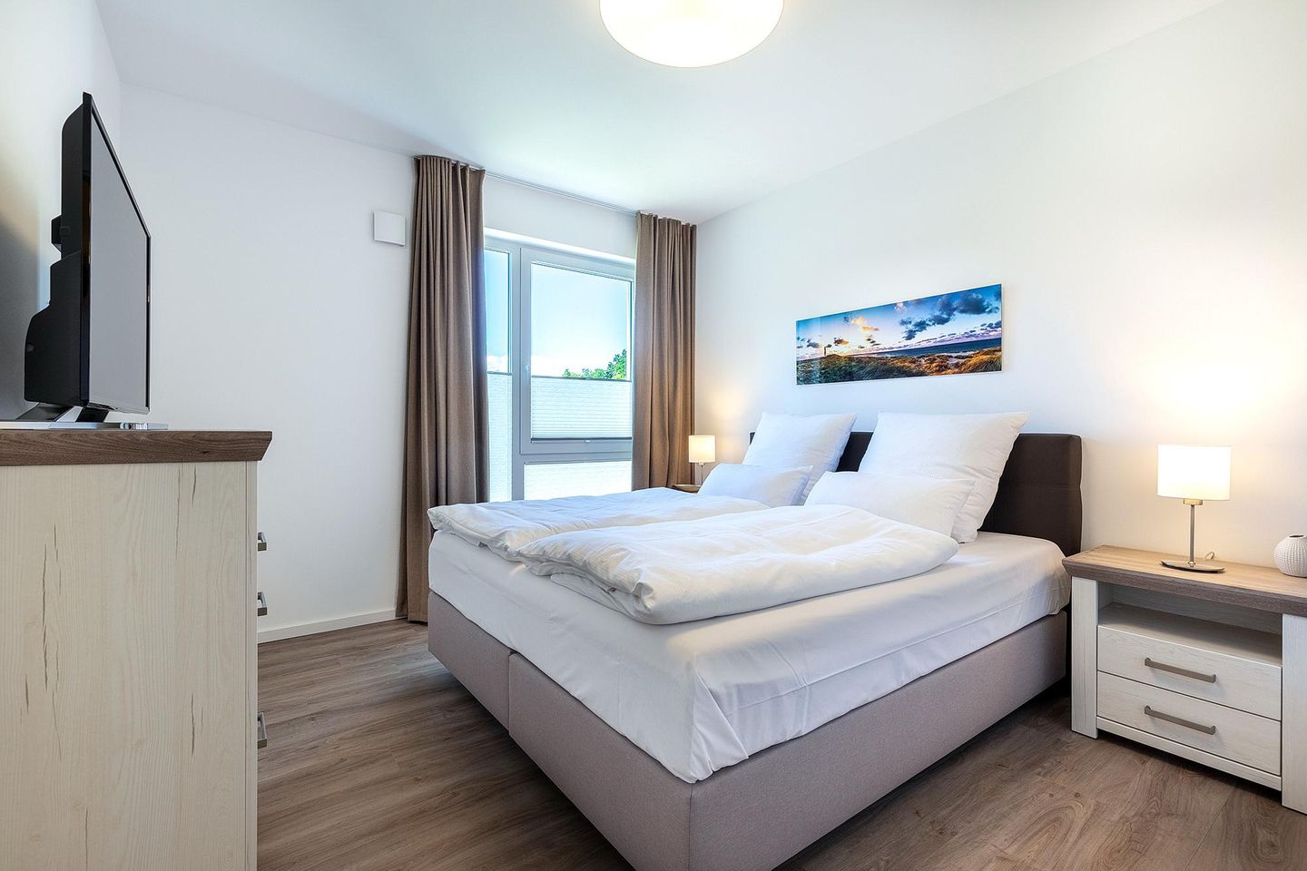 Aparthotel Ostseeallee Aparthotel Ostseeallee 3-21 Boltenhagen - Schlafzimmer mit Boxspringbett (1,80 x 2,00 m) und TV