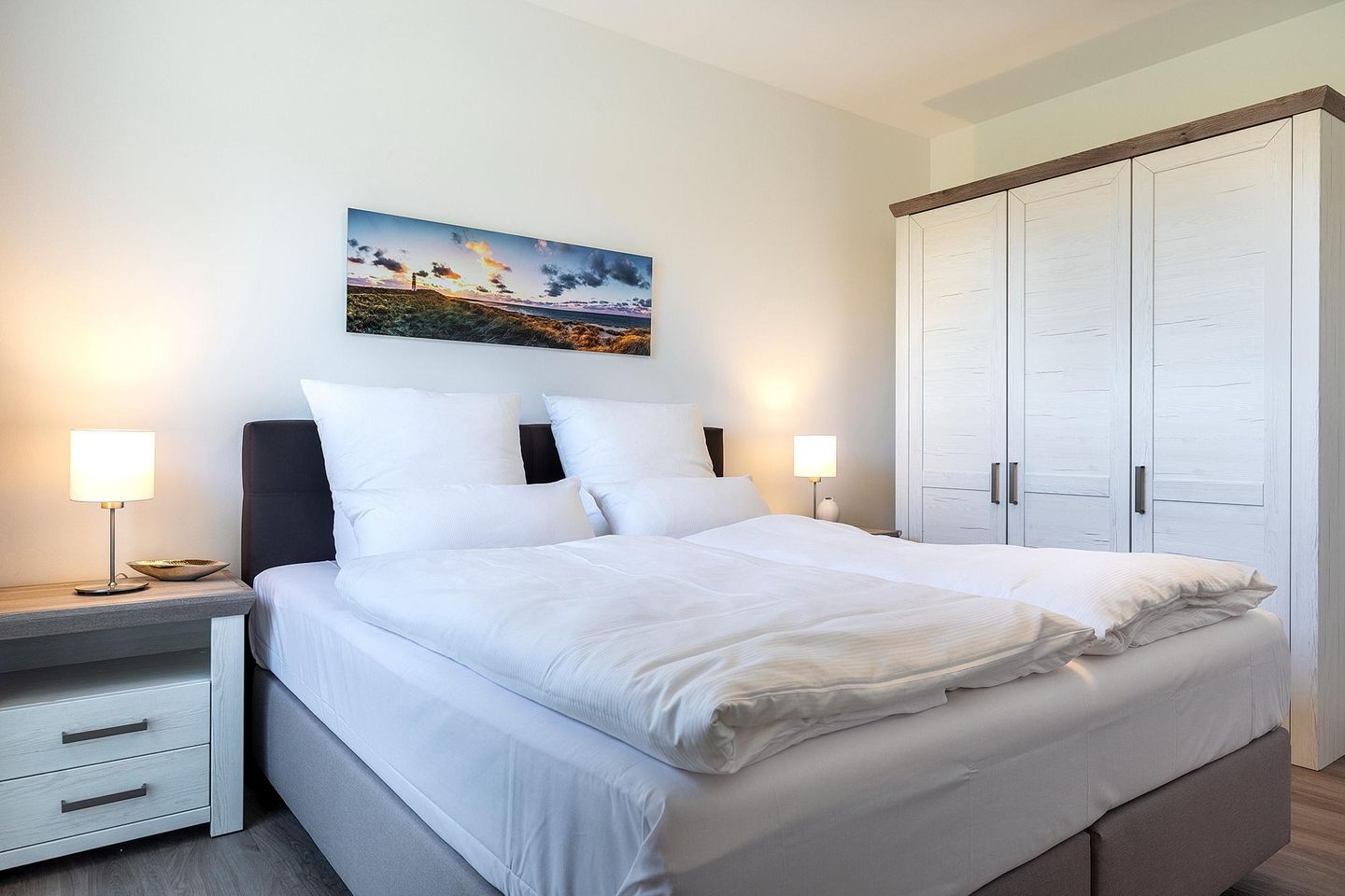 Aparthotel Ostseeallee Aparthotel Ostseeallee 3-21 Boltenhagen - Schlafzimmer mit Boxspringbett und Kleiderschrank