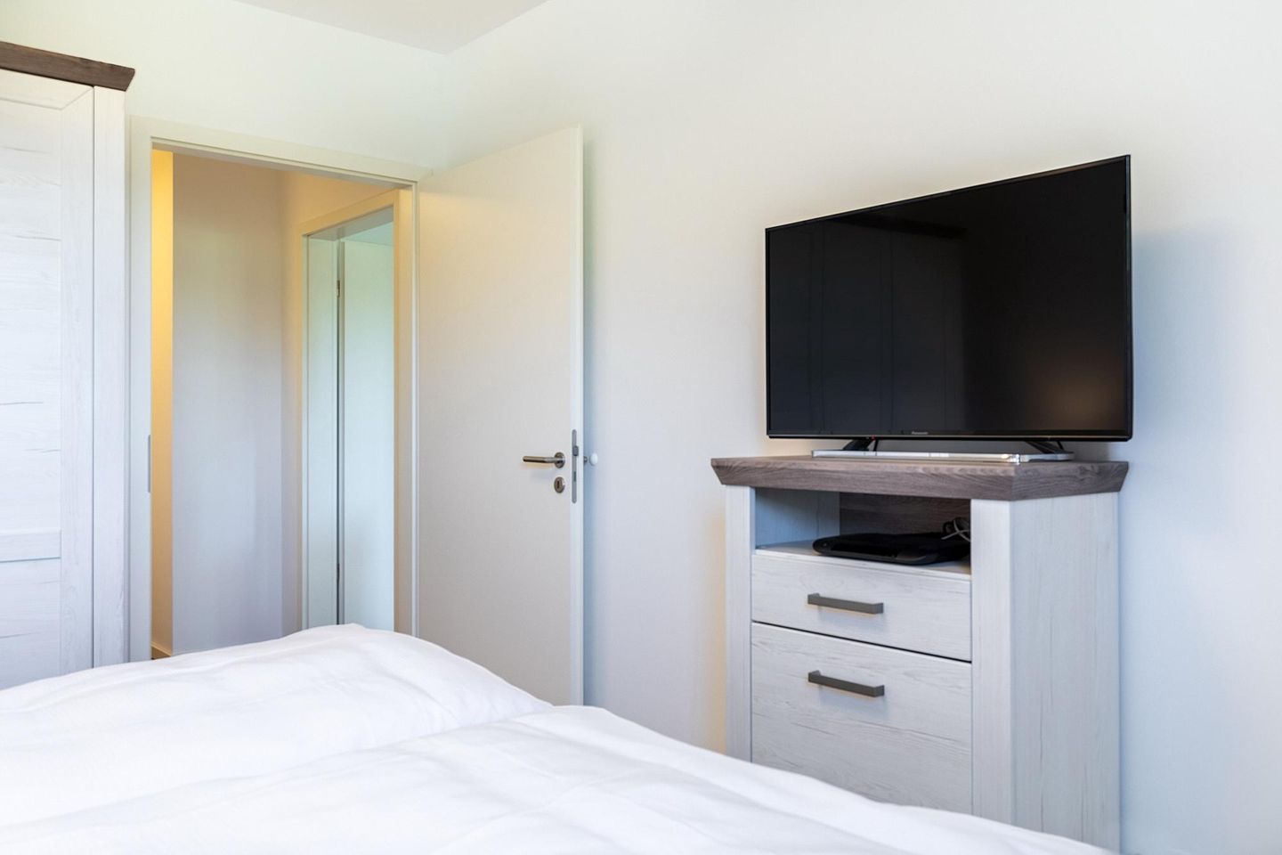 Aparthotel Ostseeallee Aparthotel Ostseeallee 3-21 Boltenhagen - Schlafzimmer mit TV