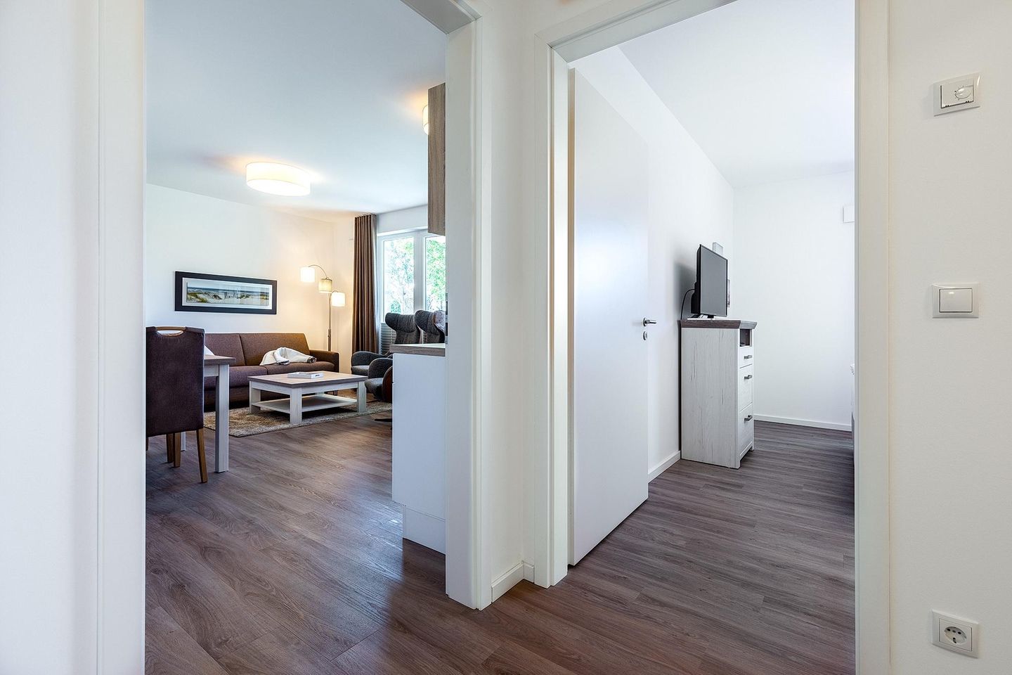 Aparthotel Ostseeallee Aparthotel Ostseeallee 3-21 Boltenhagen - Flur mit Blick zum Schlafzimmer und Wohn-/Essbereich