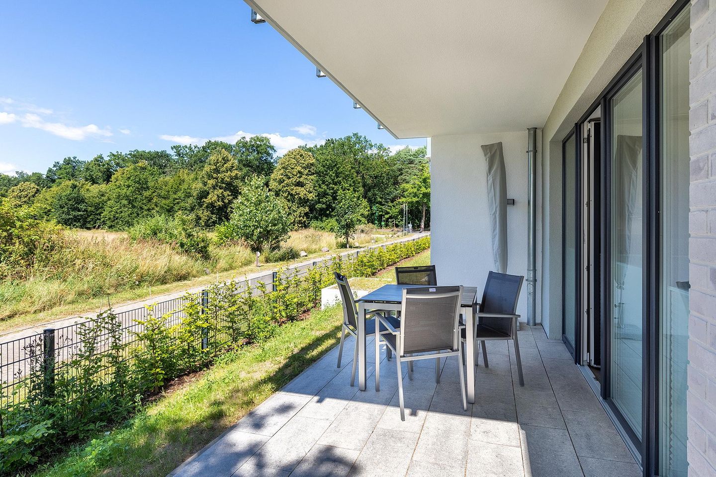 Aparthotel Ostseeallee Aparthotel Ostseeallee 3-21 Boltenhagen - Terrasse mit Tisch und Sitzgelegenheiten