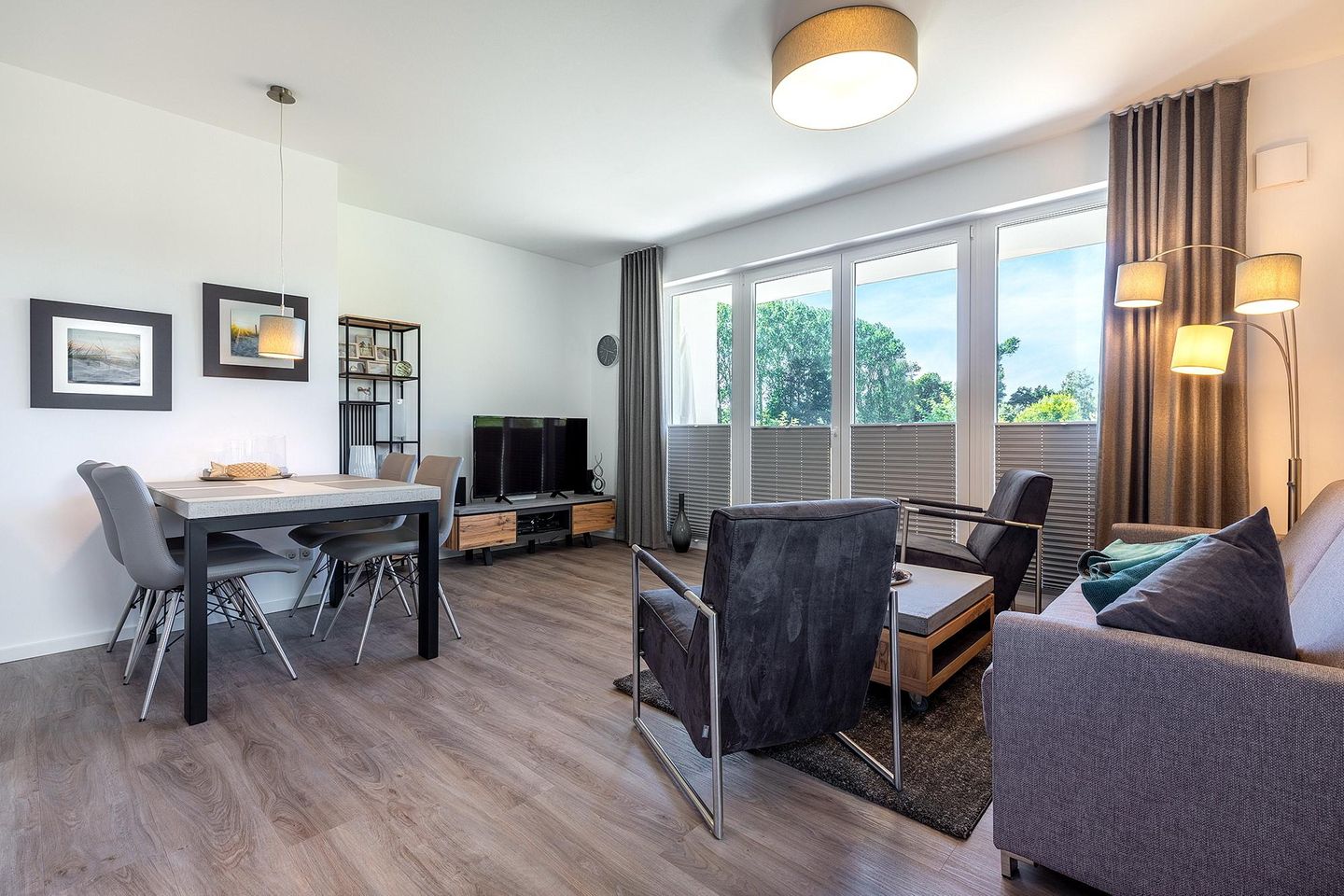 Aparthotel Ostseeallee Aparthotel Ostseeallee 3-22 Boltenhagen - Wohn-/Essbereich mit Zugang zur Terrasse