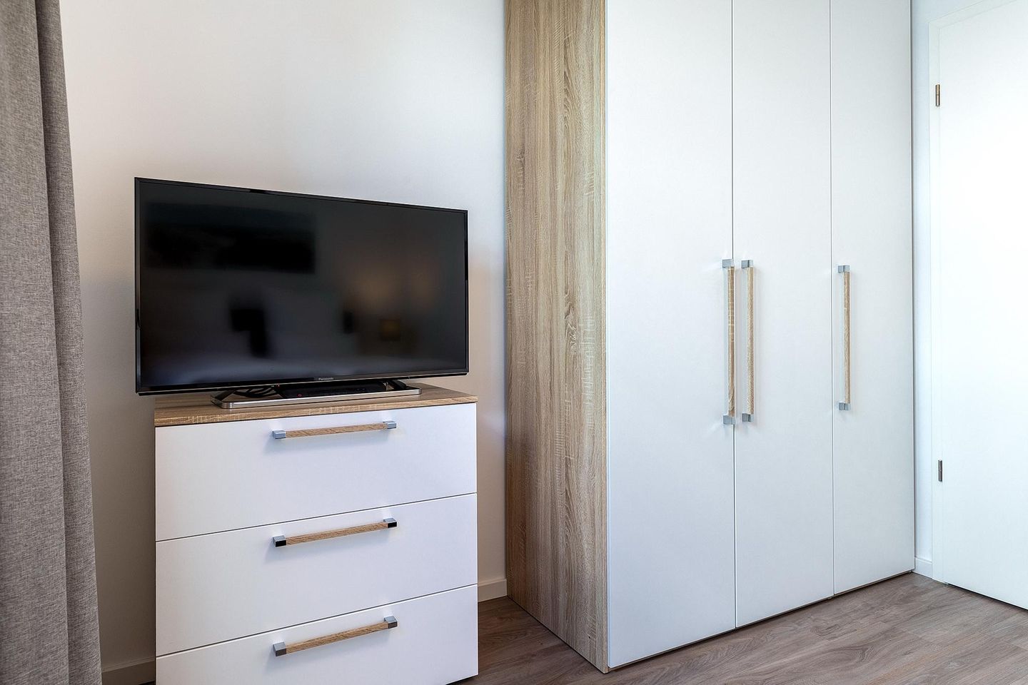 Aparthotel Ostseeallee Aparthotel Ostseeallee 3-22 Boltenhagen - Schlafzimmer mit Kleiderschrank und TV