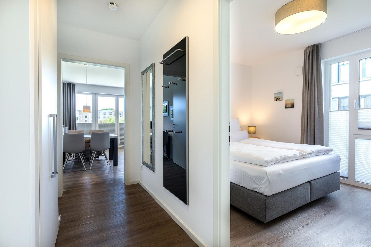 Aparthotel Ostseeallee Aparthotel Ostseeallee 3-22 Boltenhagen - Flur mit Blick zum Schlafzimmer und Wohn-/Essbereich